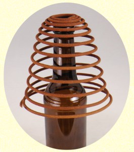 Einfaches Abglimmen einer R&auml;ucherspirale mit einer Flasche als Halter.